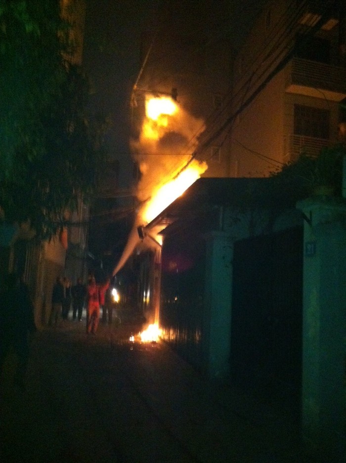 Lực lượng lính cứu hỏa khắc phục sự cố tại hiện trường, nhưng toàn bộ hệ thống dây điện tại đây đã bị cháy rụi hoàn toàn.